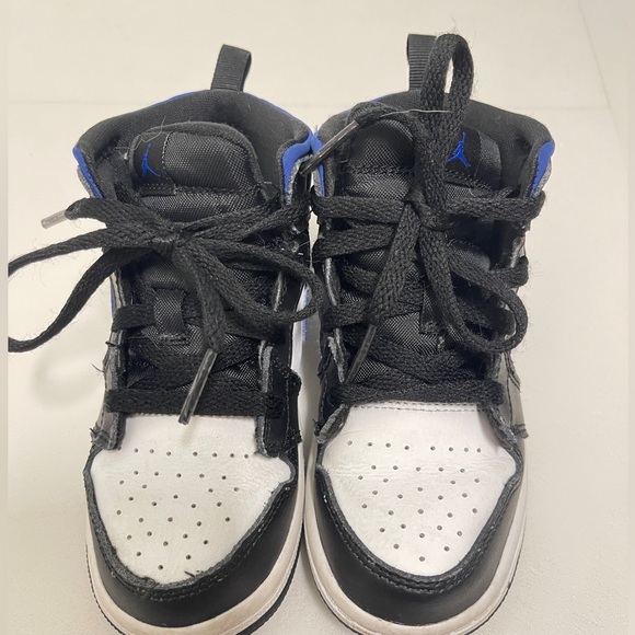 Jordan kid size 10 shoe - Picture 2 of 3